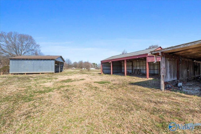 view of yard with a pole building and an outdoor structure