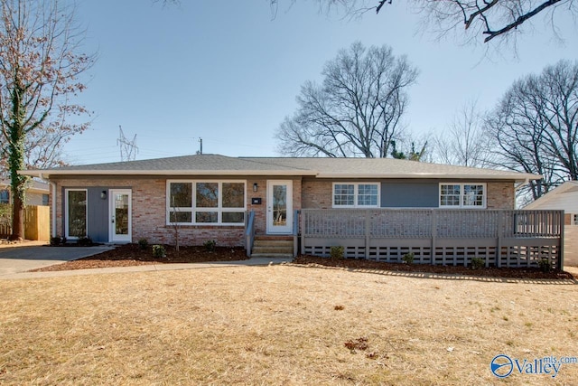 ranch-style home featuring brick siding