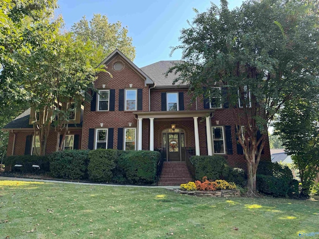 view of front of property featuring a front yard