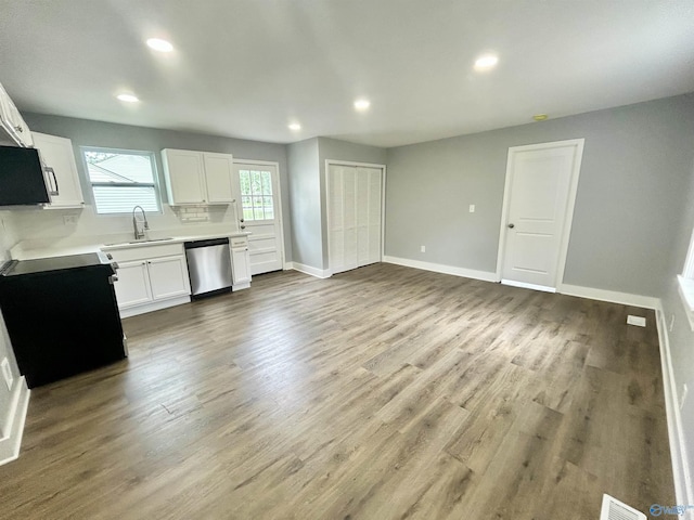kitchen with a sink, wood finished floors, white cabinets, and stainless steel appliances