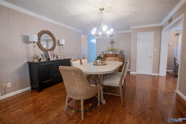 dining space featuring crown molding, dark hardwood / wood-style floors, an inviting chandelier, and a textured ceiling