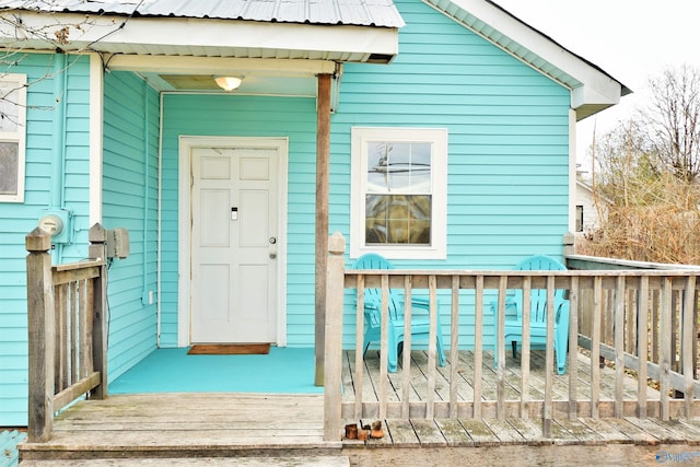 entrance to property featuring a wooden deck