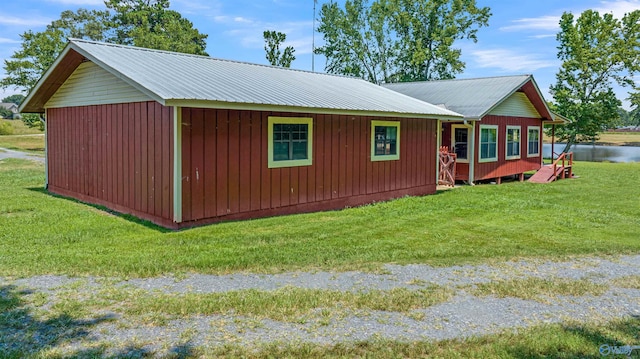 view of side of property featuring a lawn