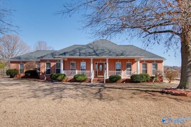 single story home with a front lawn