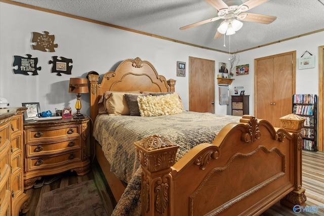 216 Mcdonald Ln, Guntersville, AL 35976 - bedroom featuring wood finished floors, a textured ceiling, crown molding, and a ceiling fan