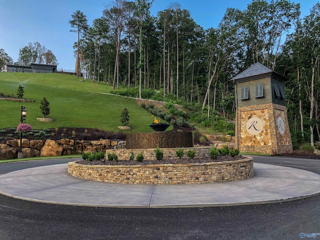 view of property's community featuring a lawn