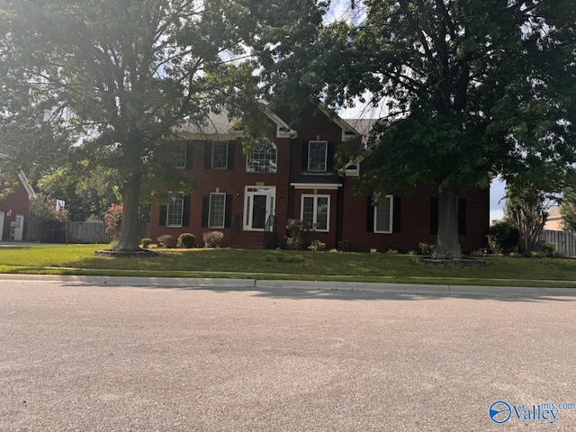 view of front of property featuring a front lawn