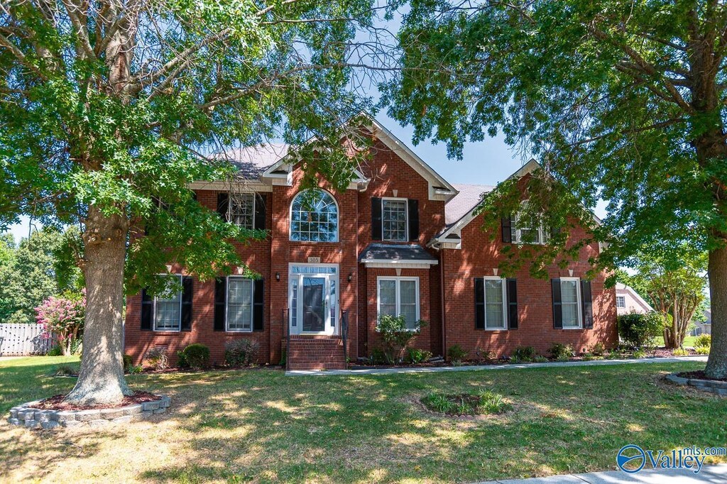 view of front of property featuring a front lawn