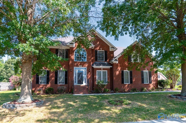 view of front of property featuring a front lawn