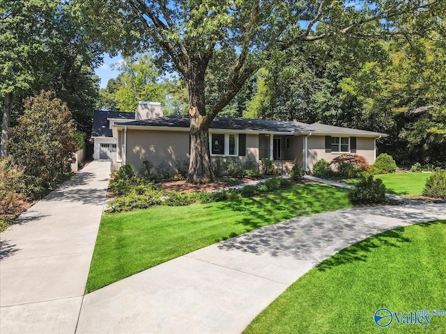 ranch-style house featuring a front lawn