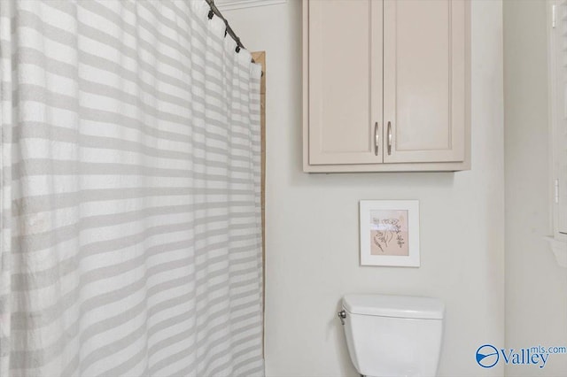 full bath featuring visible vents, crown molding, baseboards, toilet, and vanity