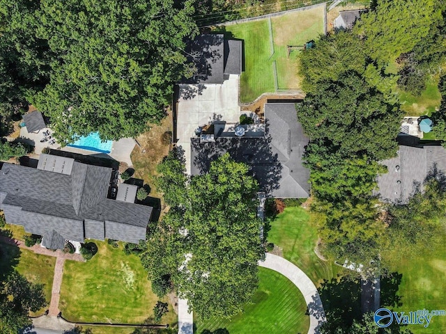 bird's eye view featuring a wooded view