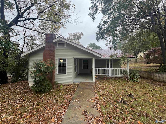 ranch-style home featuring a porch