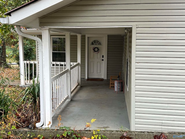 entrance to property featuring covered porch