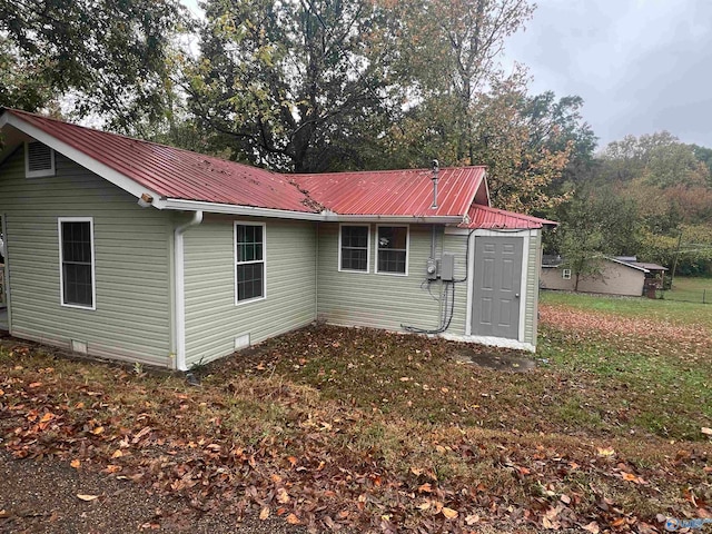 rear view of house featuring a lawn