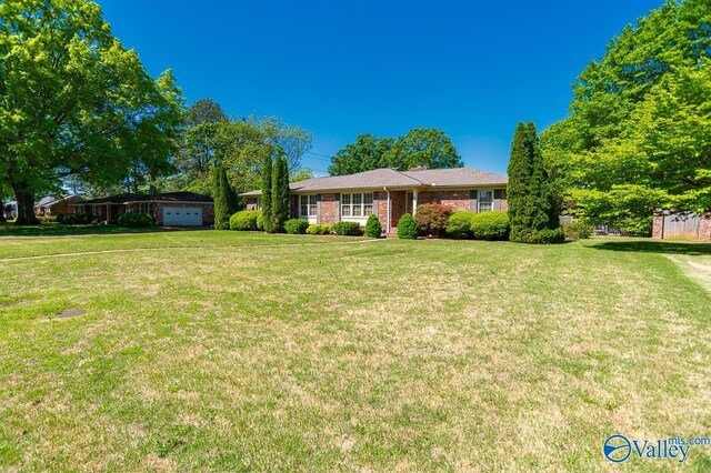 ranch-style house featuring a front lawn