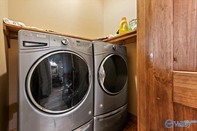 washroom with laundry area and independent washer and dryer