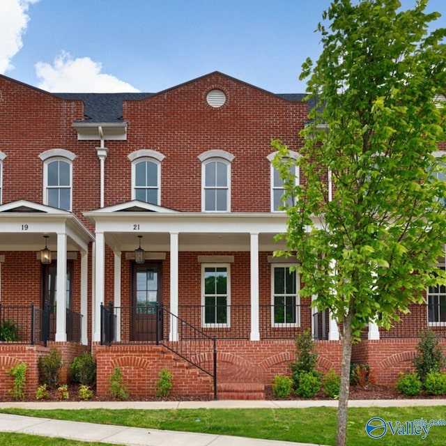 view of front of property featuring a porch