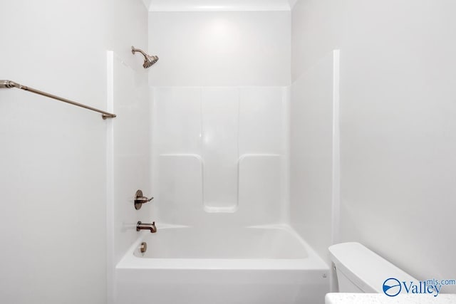 bathroom featuring toilet and washtub / shower combination