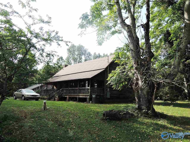 view of front of property featuring a front lawn