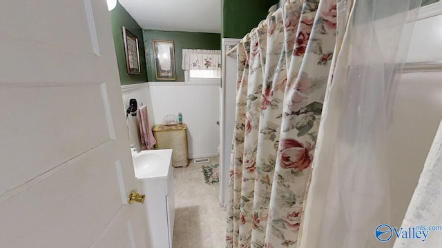 bathroom featuring a shower with curtain and vanity