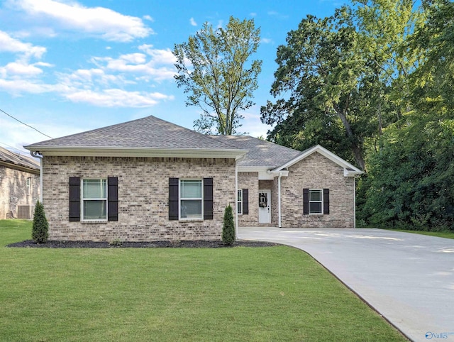 view of front of property with a front lawn