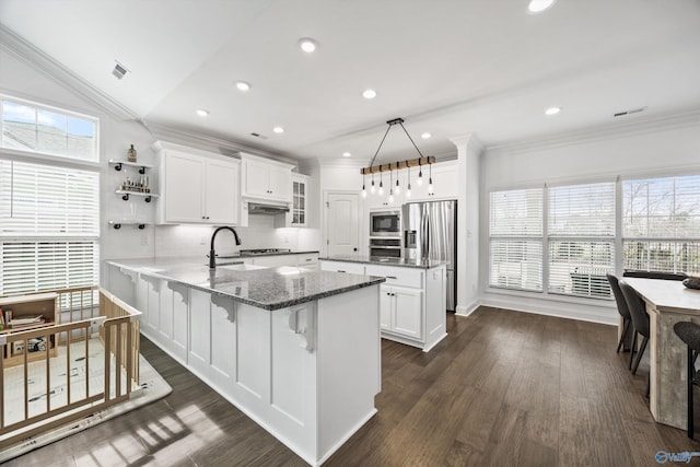 kitchen featuring white cabinetry, a breakfast bar area, stainless steel appliances, and kitchen peninsula