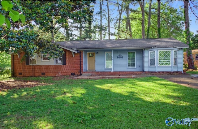 single story home featuring a front lawn