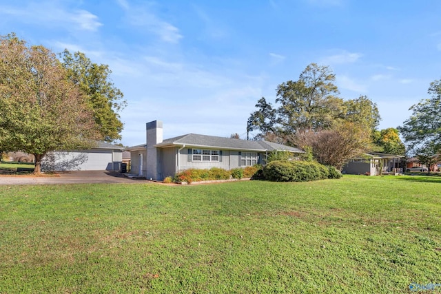 view of front of house featuring a front lawn