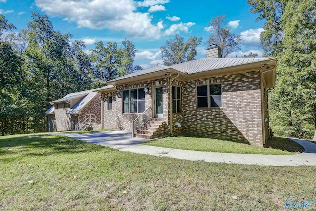 single story home with a front yard