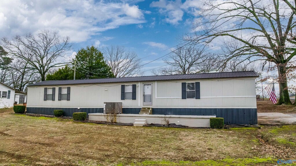 manufactured / mobile home with a front lawn