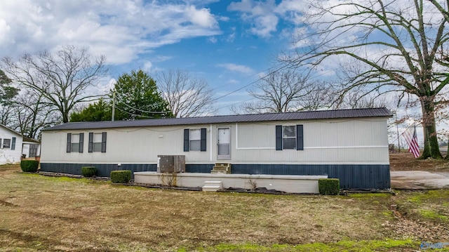 manufactured / mobile home with a front lawn