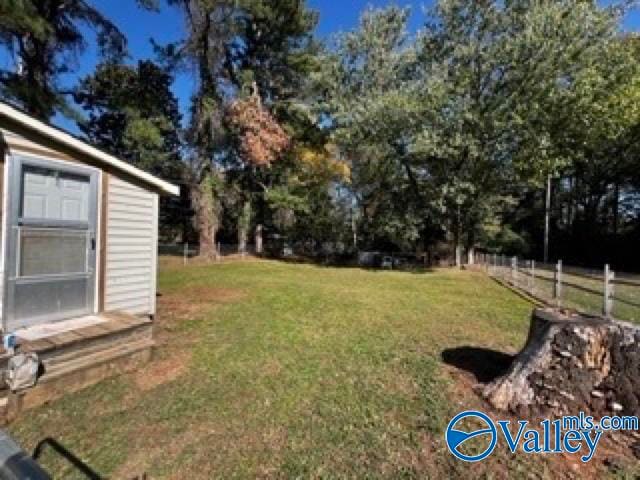 view of yard featuring an outbuilding