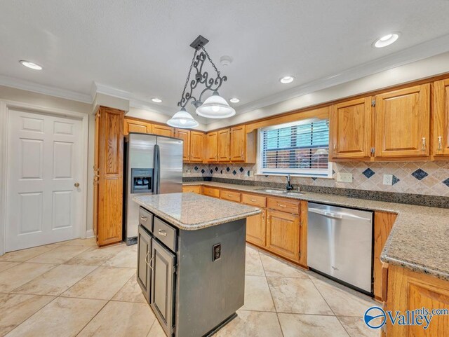 kitchen featuring tasteful backsplash, appliances with stainless steel finishes, a kitchen island, a sink, and crown molding