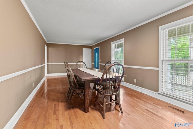 100 Cumberland Cir, Scottsboro, AL 35769 - dining space featuring visible vents, crown molding, and light wood-type flooring