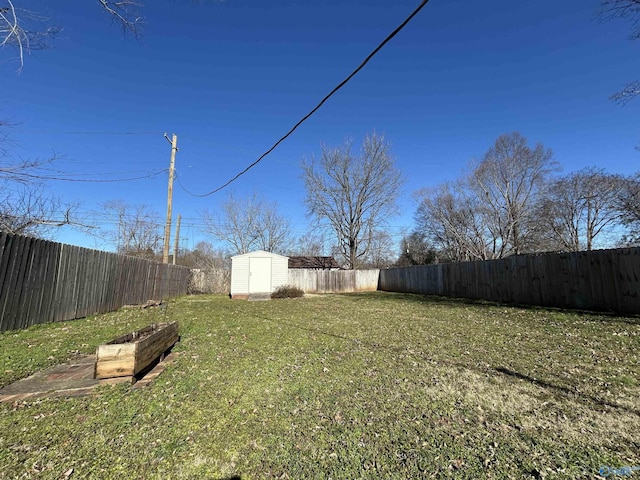 view of yard featuring a shed