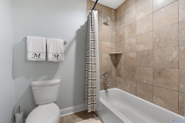 full bath with baseboards, toilet, and shower / bathtub combination with curtain
