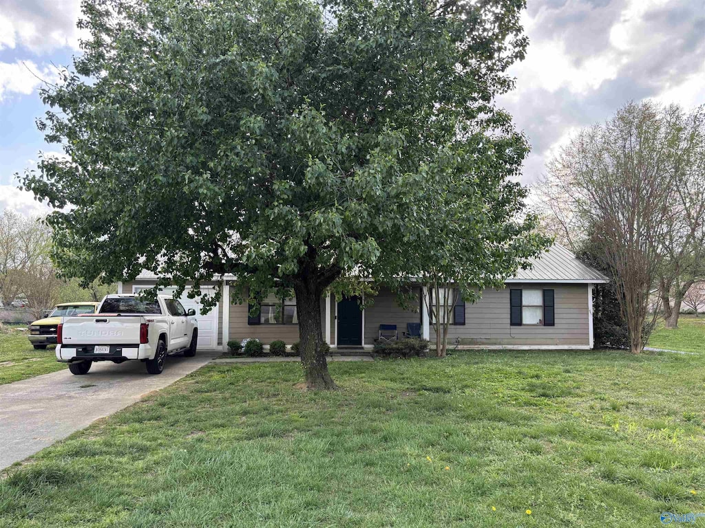 view of front of home featuring a front yard and concrete driveway
