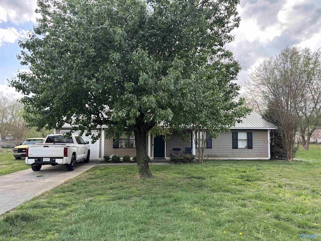 view of front of home featuring a front yard and concrete driveway