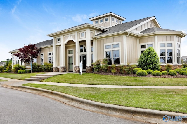 view of front facade featuring a front lawn