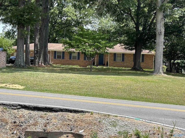 single story home with a front yard