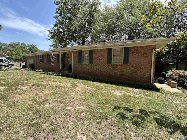 single story home with a front lawn