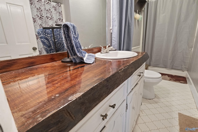 full bath featuring toilet, vanity, and a shower with curtain