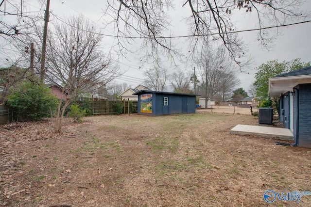 view of yard featuring cooling unit and a storage shed