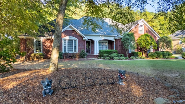 view of front facade with a front yard