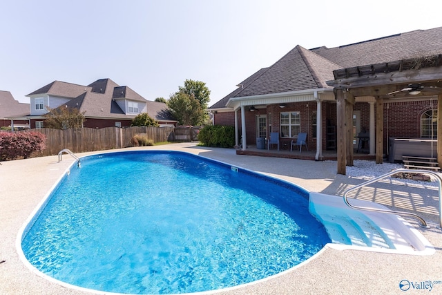 view of swimming pool featuring a jacuzzi, a patio area, and ceiling fan