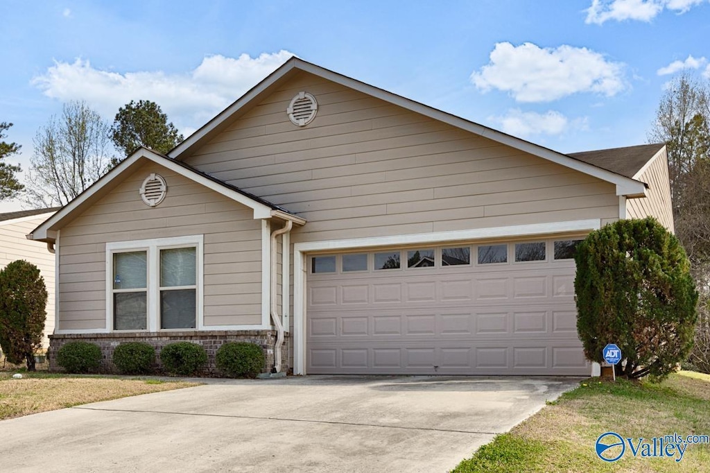 view of front of property featuring a garage and a front yard