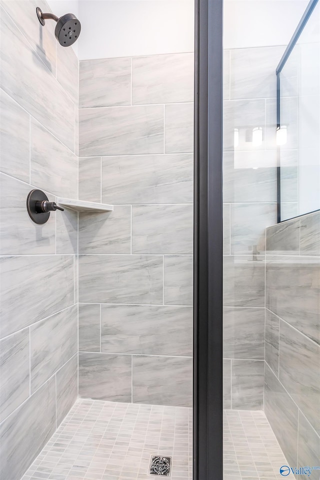 bathroom featuring tiled shower