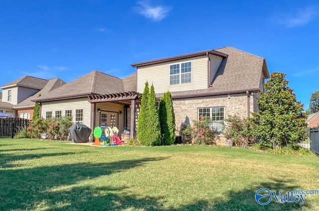 view of front of property featuring a front lawn