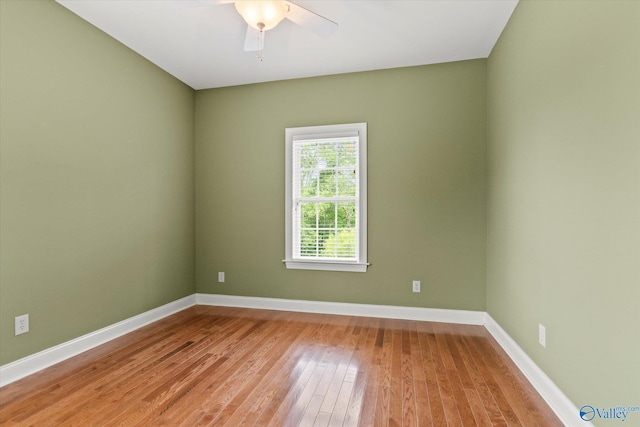 unfurnished room featuring light wood-style floors, baseboards, and a ceiling fan